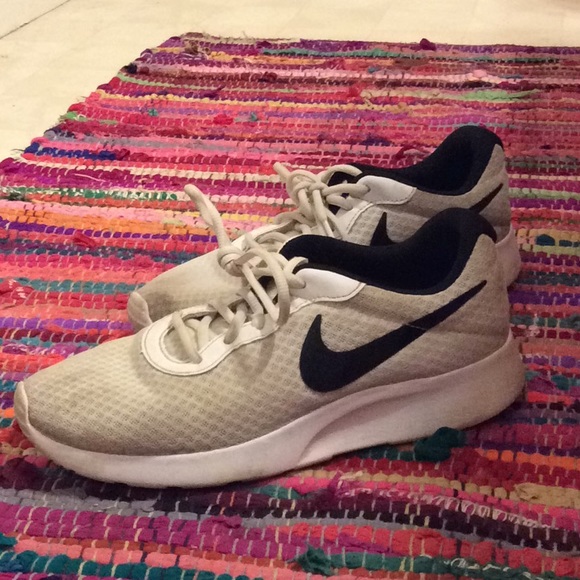 Gently used white nike sneaker!!! (Size 8.5) - Picture 2 of 2